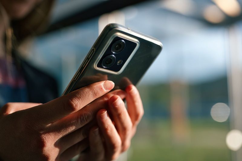 The $100 Flagship Tax: Why Your Next Phone Costs More (It's the RAM)